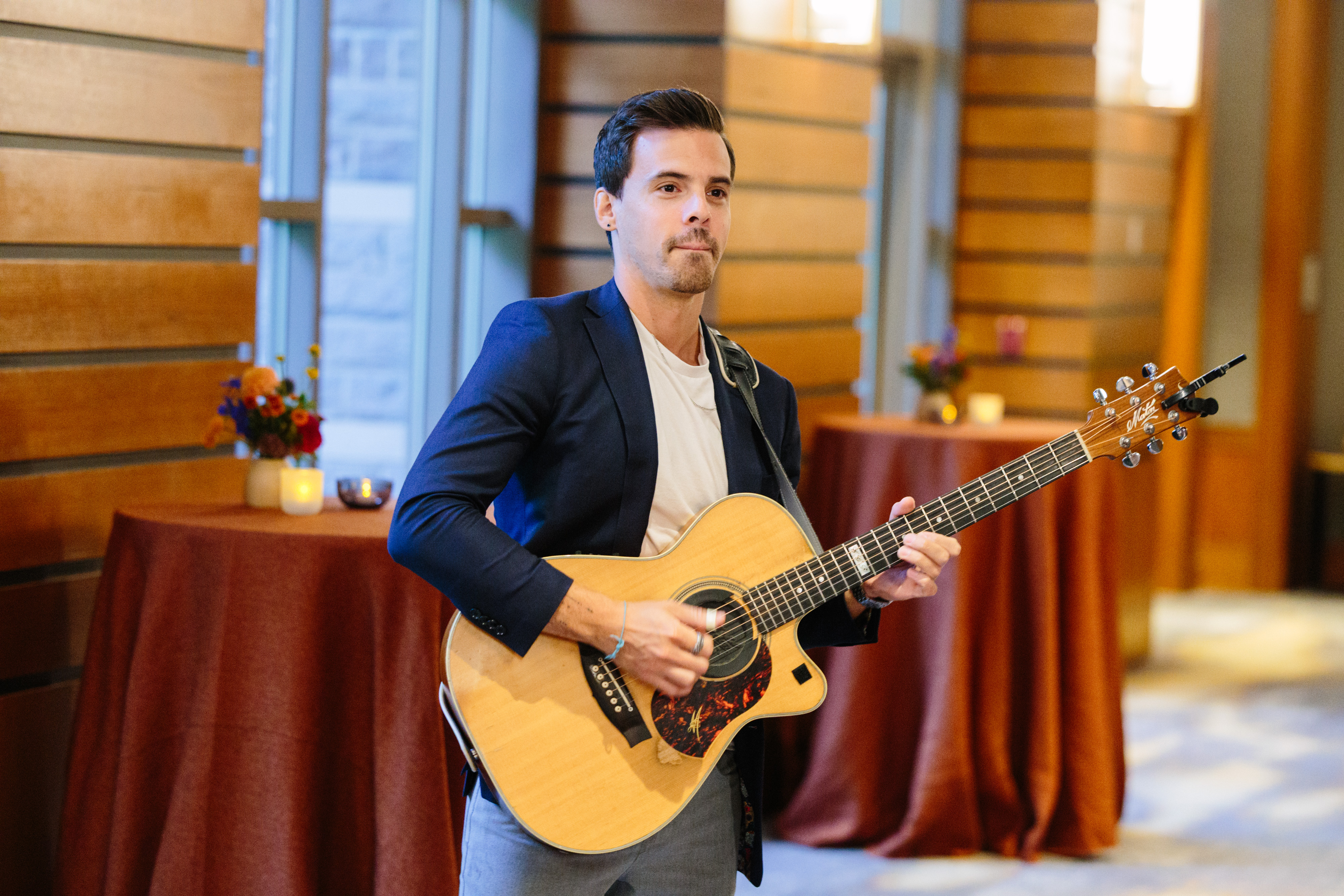 Lenny Pallerstein guitarist — Corporate Dinner, Corporate event in Vancouver